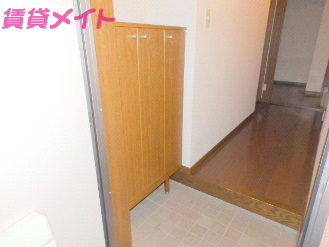 玄関　同建物別部屋写真です