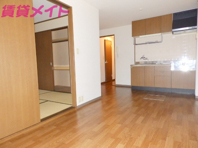 居室・リビング　同建物別部屋写真です