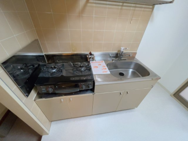 キッチン　別部屋同一間取りのお写真となります。