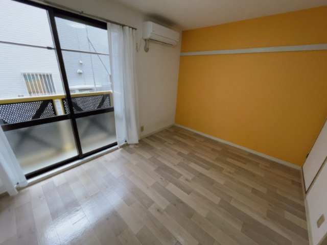居室・リビング　別部屋同一間取りのお写真となります。