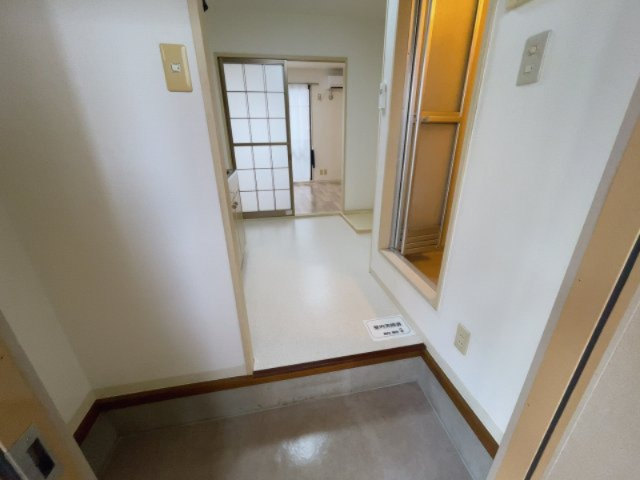 玄関　別部屋同一間取りのお写真となります。