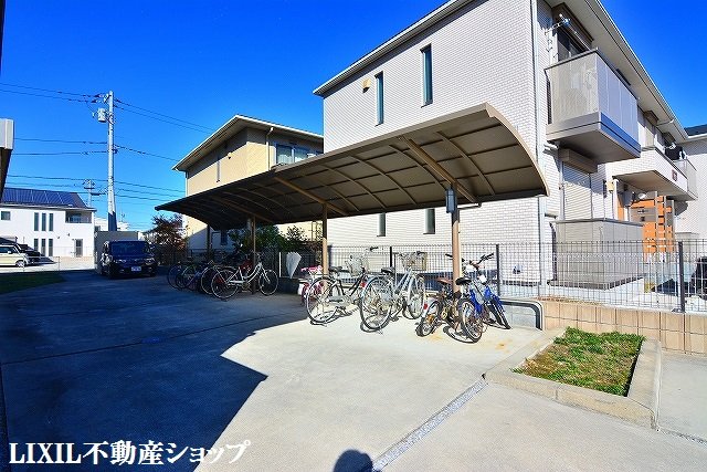 その他共有部分　敷地内に屋根付きの駐輪場があります。