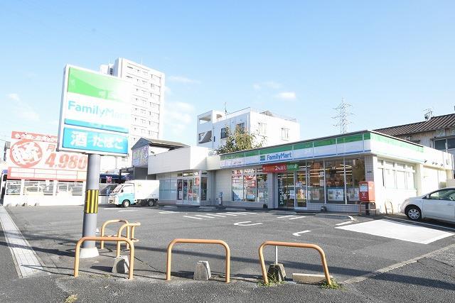 コンビニ　ファミリーマート（コンビニ）まで450m
