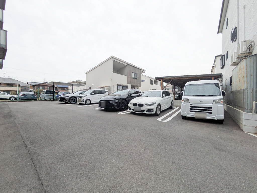 建物外観　敷地内駐車場