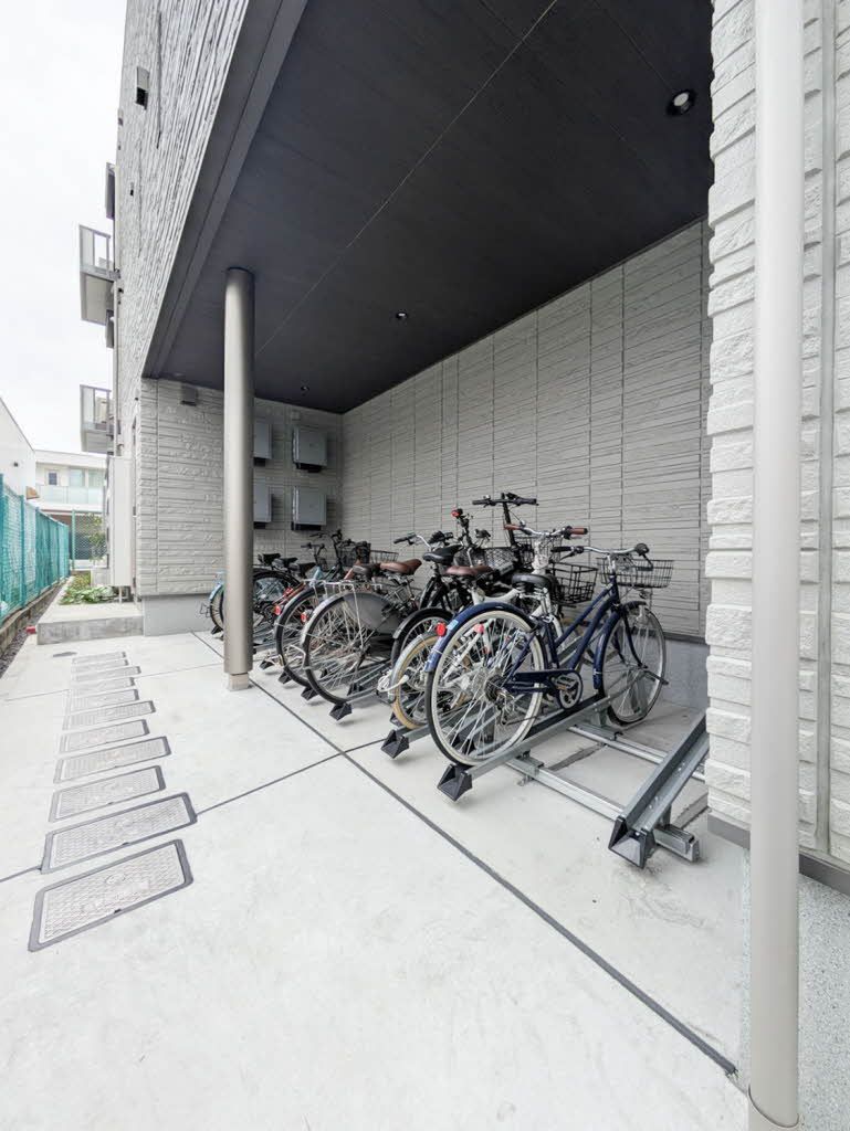 建物外観　敷地内屋根付き駐輪場