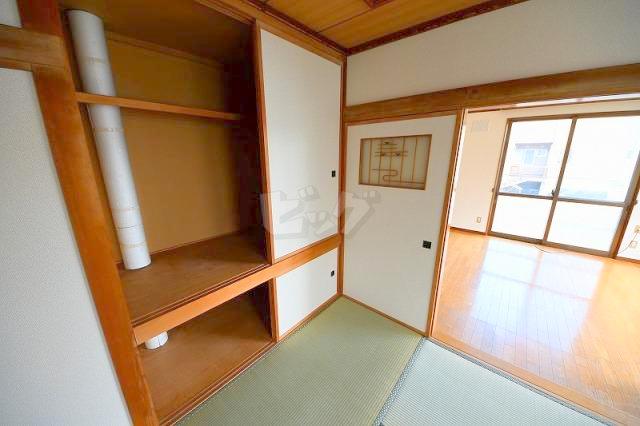収納　衣類や布団の収納に便利な押入れが付いています！