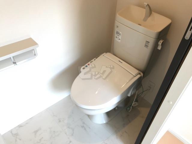 トイレ　嬉しいウォシュレット付きのトイレ！便座温かいですよ♪
