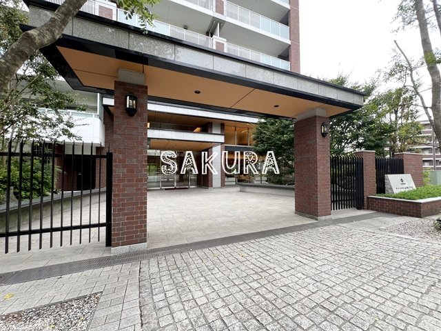 エントランス　重厚感のある建物デザイン♪