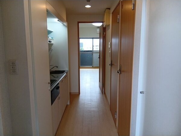玄関　※写真は同じマンションの違う部屋のものになります。
