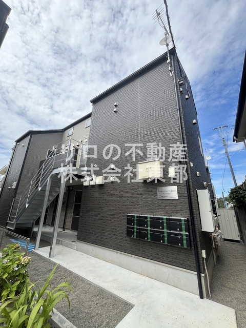建物外観　不在時でもお荷物のお預かり可能な宅配ボックス付です♪