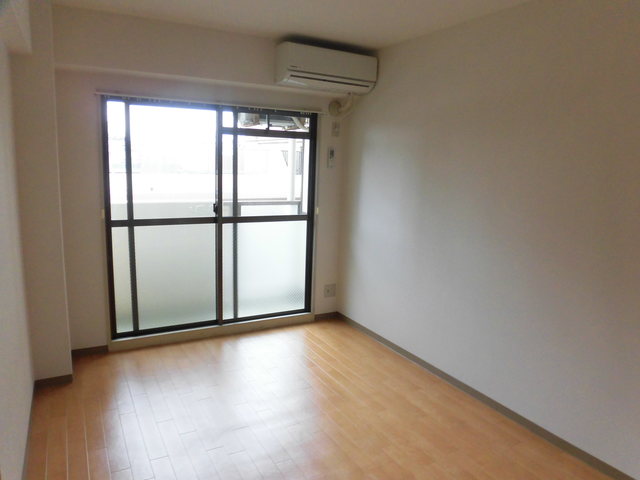 居室・リビング　光の差し込む明るいお部屋です。