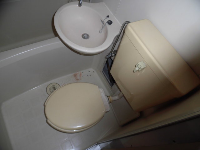 トイレ　清掃前のトイレです。