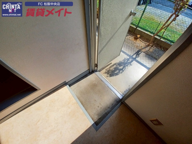 玄関　同物件別部屋の写真