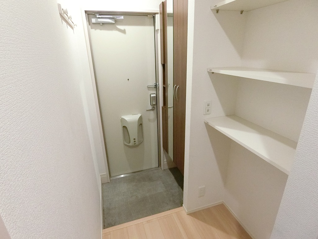 玄関　玄関廻り　防犯性の高いカードキー採用