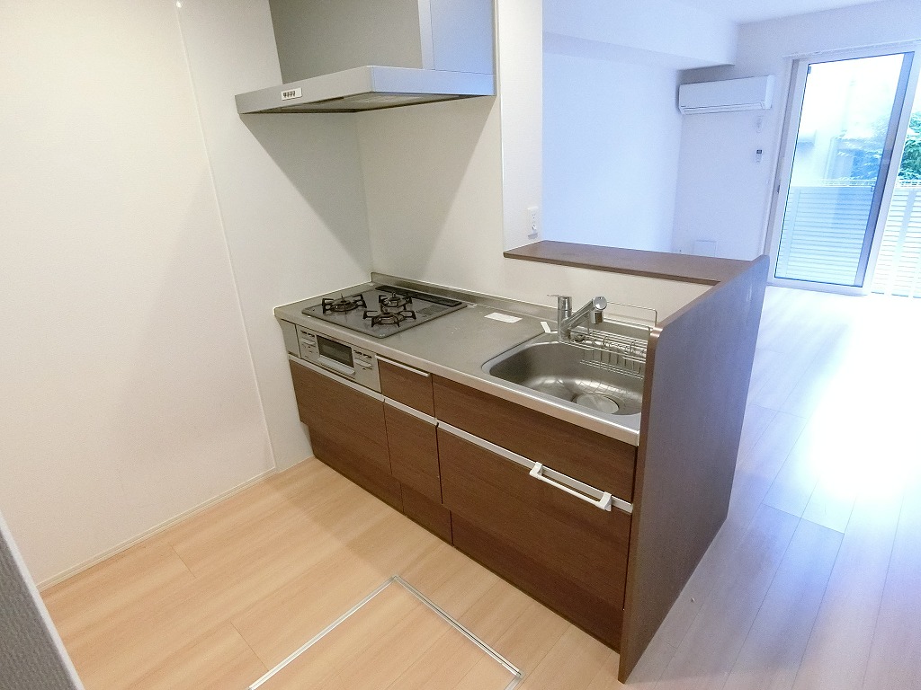 キッチン　人気のカウンターキッチン　３口システムキッチン採用
