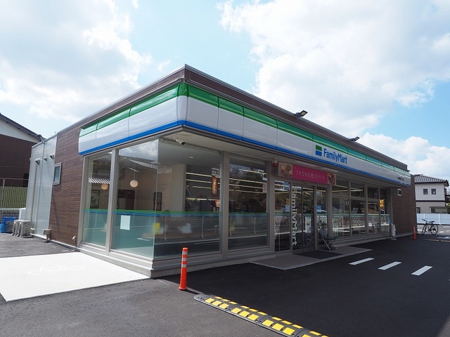 コンビニ　ファミリーマート（コンビニ）まで550m