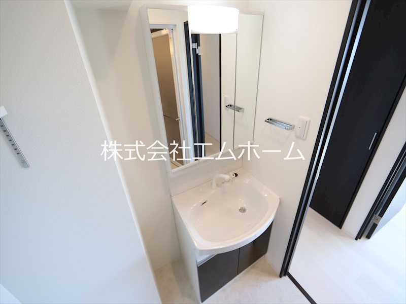 洗面設備　脱衣所（独立洗面台）　収納棚あり