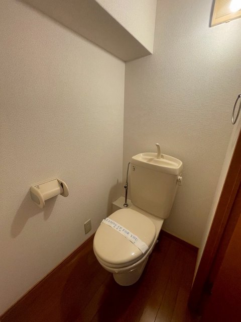 トイレ　同物件別号室の写真です。