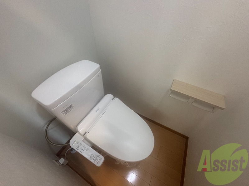 トイレ　トイレは温水洗浄便座です。シンプルな雰囲気になっています。