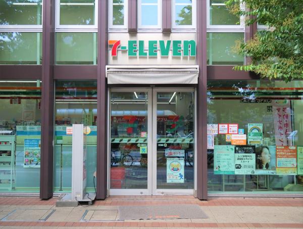 コンビニ　セブンイレブン月島駅前店（コンビニ）まで59m