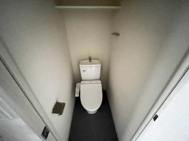 トイレ　落ち着いた色調のトイレです