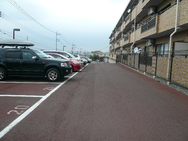駐車場　敷地内駐車場（有料・要空き確認）