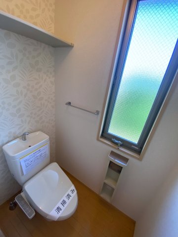 トイレ　明るい空間の温水洗浄トイレです