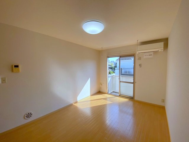 居室・リビング　ゆったり過ごせる９．７帖のお部屋です♪