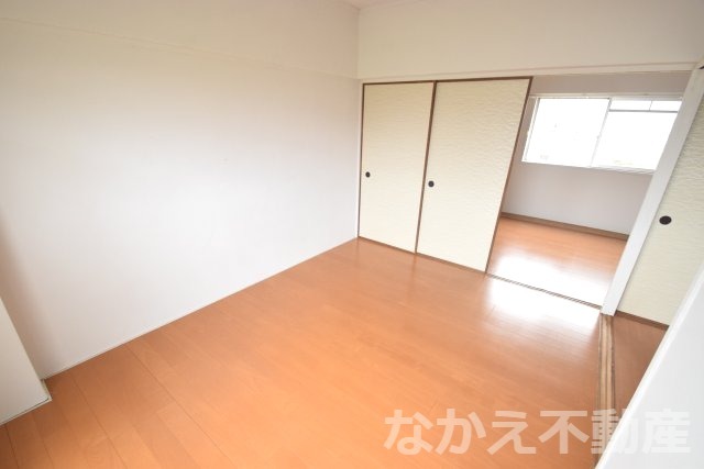 その他部屋・スペース　落ち着いた色調の寝室です
