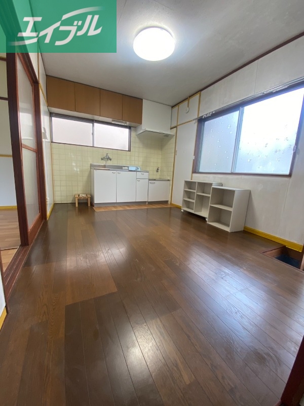 学南町戸建の居間写真