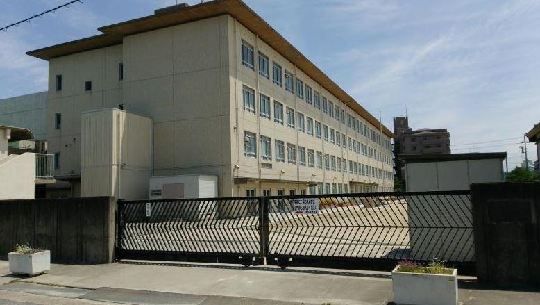 中学校　高杉中学校（中学校）まで748m