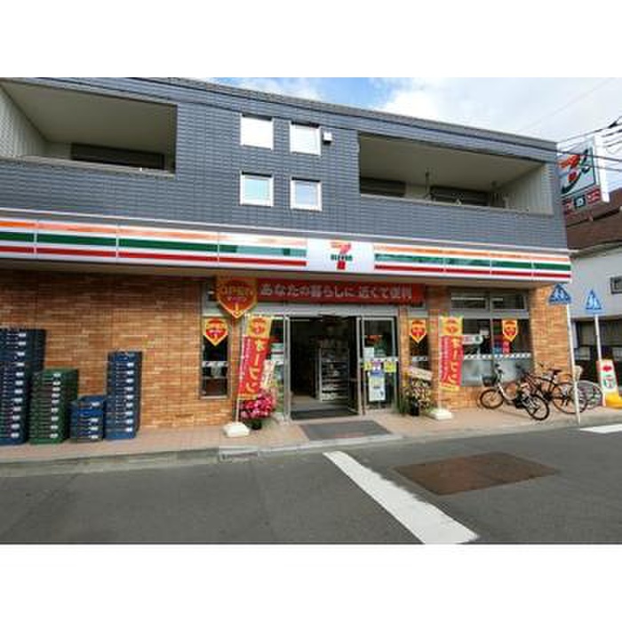 コンビニ　セブンイレブン横浜白幡向町店（コンビニ）まで59m