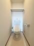 トイレ　温水洗浄便座付きのトイレです。