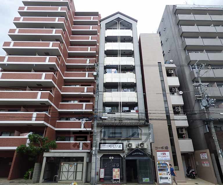 京都市上京区東上善寺町のマンションの建物外観