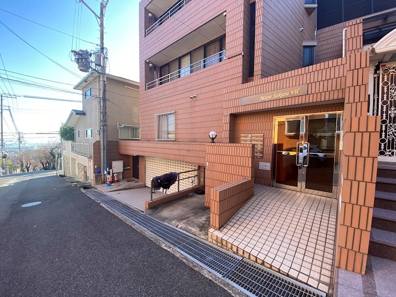 【神戸市灘区箕岡通のマンションのエントランス】