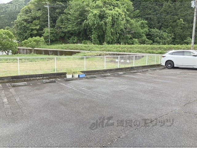 【丹波市柏原町挙田のアパートの駐車場】