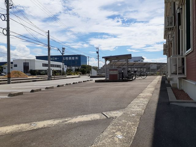 【滑川市四ツ屋のアパートの駐車場】