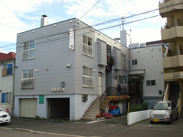 札幌市東区北二十条東のアパートの建物外観