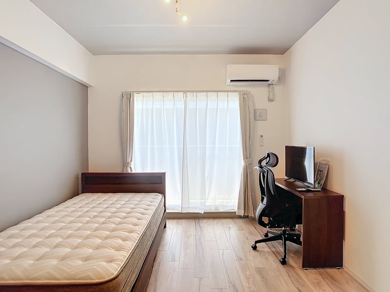 居室・リビング　コンパクトなデスクと、ベッド付★