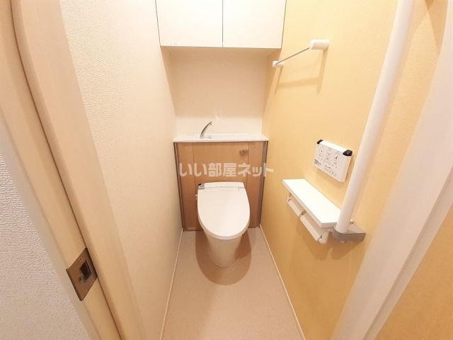 【名張市鴻之台１番町のアパートのトイレ】