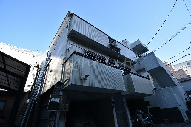 横須賀市汐入町のマンションの建物外観
