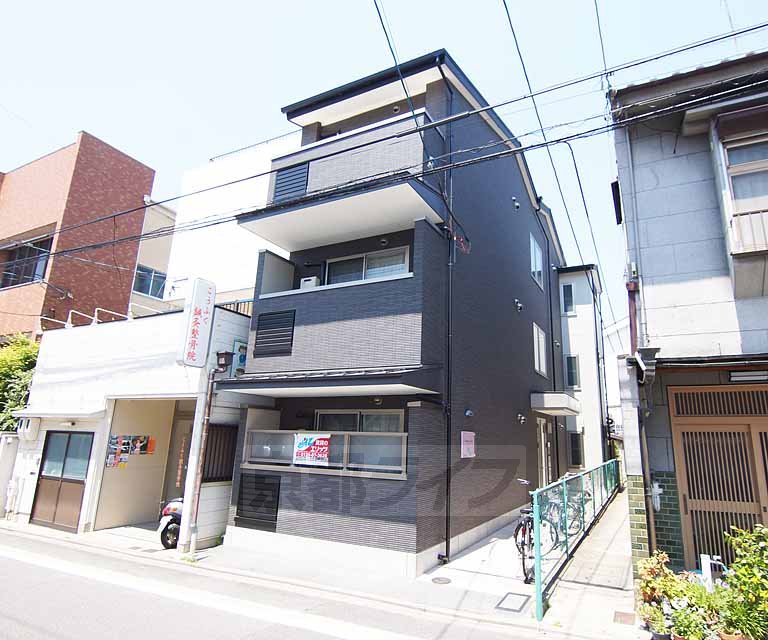京都市伏見区紙子屋町のマンションの建物外観