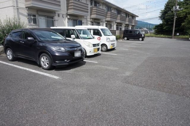 【富士市依田橋のアパートの駐車場】