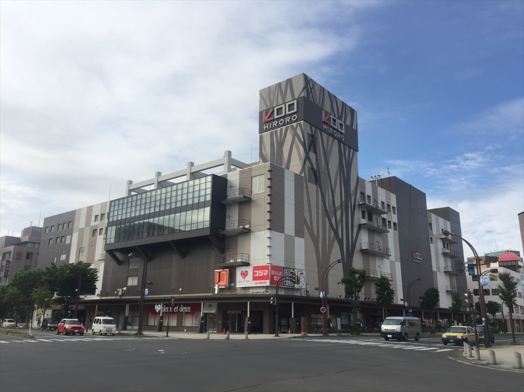 【サンデュエル弘前駅前のショッピングセンター】