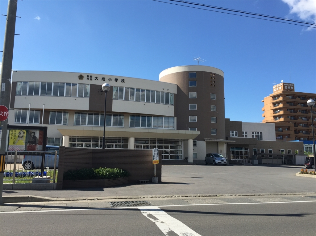 【サンデュエル弘前駅前の小学校】