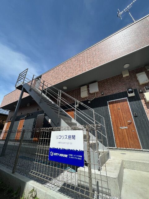 【座間市入谷西のアパートのエントランス】