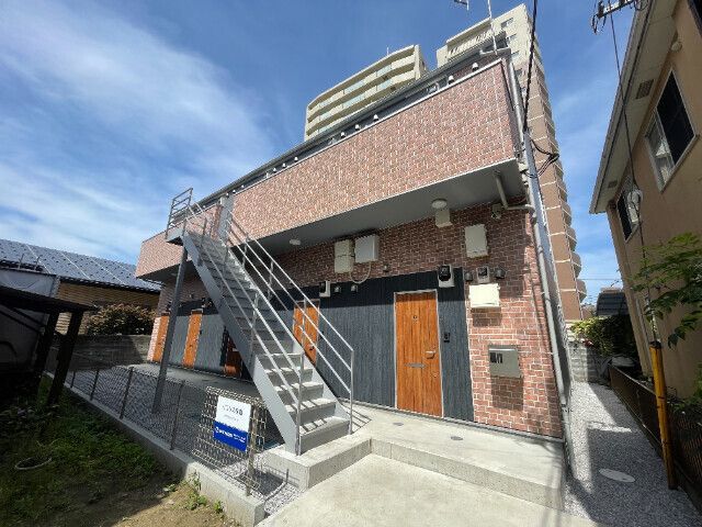 【座間市入谷西のアパートの建物外観】