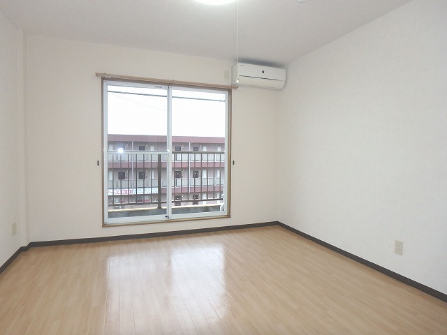 居室・リビング　８帖の洋室！