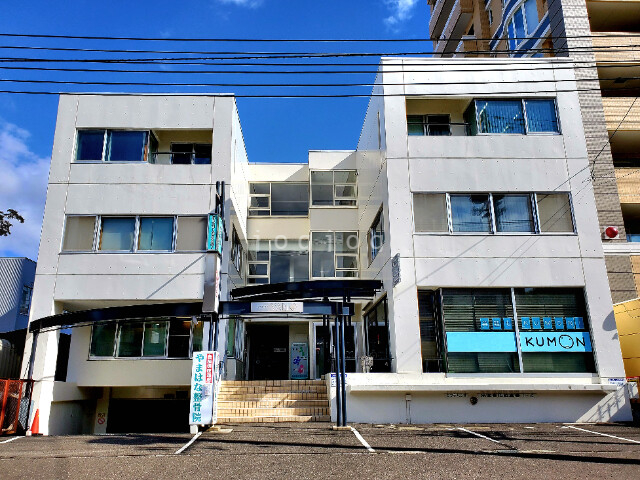 札幌市中央区南十八条西のマンションの建物外観