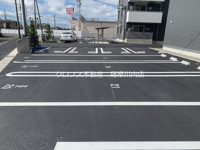 【出水市中央町のアパートの駐車場】